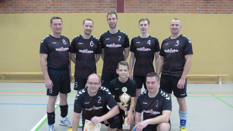 Das Team des Kreispokalsiegers SpG Lindenberg/Vehlow mit der Trophäe. 