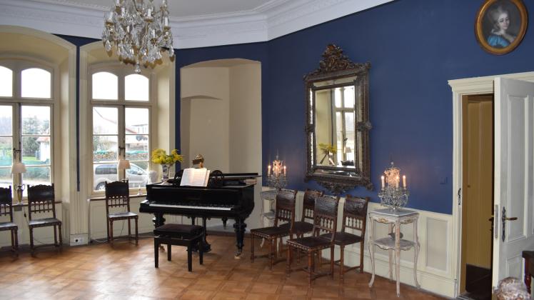 Noch Konzertsaal, aber eigentlich der Blaue Salon im Thurower Gutshaus. 