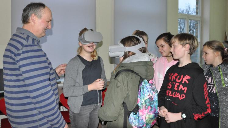 Die Schüler sind begeistert: Mit Datenbrillen tauchen sie für jeweils vier Minuten in einen Beruf ein. Technik-Lehrer Burkhard Ehrke muss nur kleine Hilfestellungen geben. 