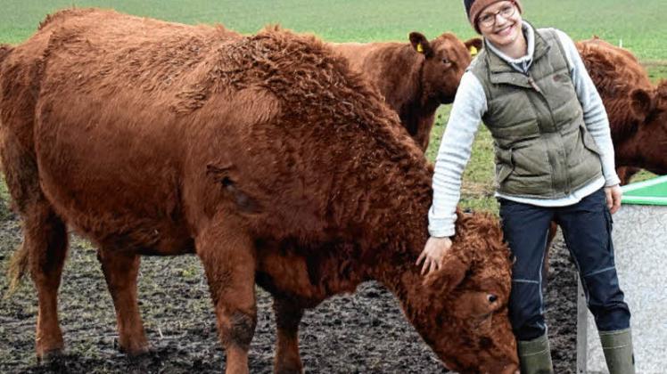 Katja Leppin hat ihre Leidenschaft zum Beruf gemacht und vermarktet Produkte von ihrem eigenen Hof. Hier züchtet sie auch Angus-Rinder.