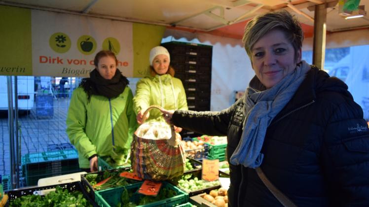 Direkt die Einkaufstasche geht das Obst und Gemüse bei Janina Hacker (r.). Sie kauft gerne auf dem Wochenmarkt ein, Diana Hartwig (hinten,rechts) und Lilet Neumann stehen bei jedem parat mit einem Lächeln. 