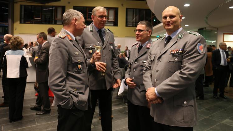 Kommandeur Alexander B. Radzko (r.) während des Empfangs im Gespräch mit anderen hochrangigen Offizieren. 