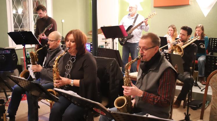 Mehrere Saxophone, Trompeten und eine Rhythmusgruppe sind in der Cross-Jazz-Company bereits vertreten, doch die Big Band sucht trotzdem nach weiteren Mitgliedern.