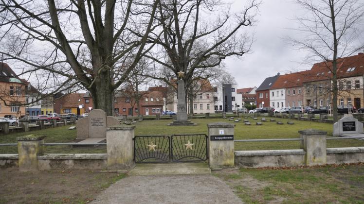 Verwittert und mit altersbedingten Schäden präsentiert sich gegenwährtig der Sowjetische Ehrenfriedhof am Perleberger Grahlplatz. 