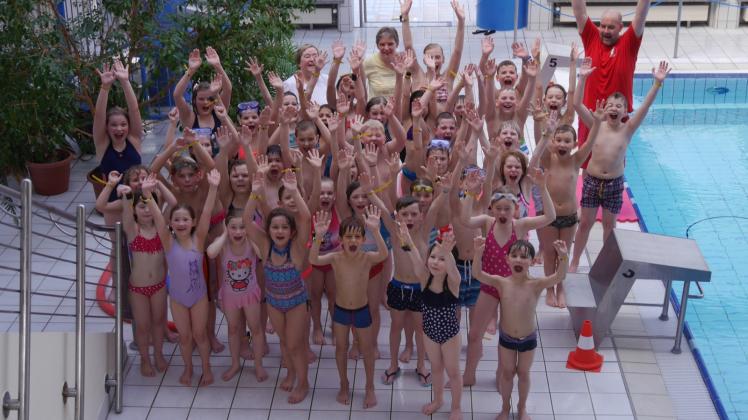 Den Kindern der Grundschule Groß Warnow gefällt das Schwimmen in der Prignitzer Badewelt. 