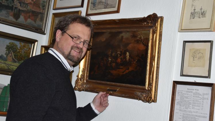 Holte das Bild aus dem späteren 17. Jahrhundert aus dem Depot: Museumsleiter Dr. Sven-Hinrich Siemers.
