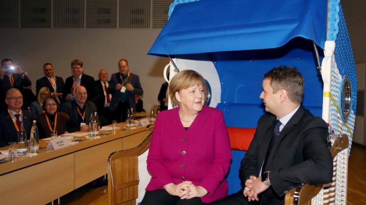 Bundeskanzlerin Angela Merkel mit CDU-Landeschef Vincent Kokert im Abschiedsgeschenk