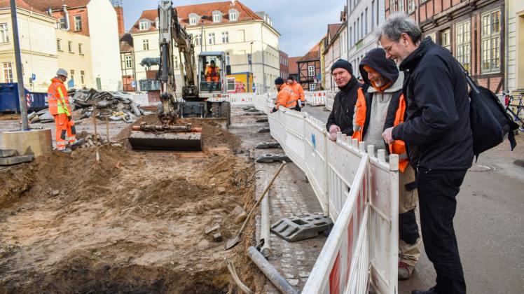 Begutachten die Ausgrabungen in der Baustelle: Dr. Detlef Jantzen, Peter Kaute und Dr. Günther Reinkober (v.r.).  