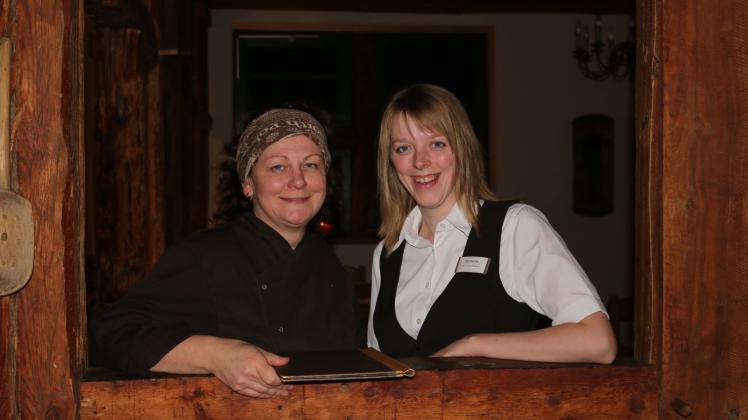 Chefin Annett Senst (l.) und Mitarbeiterin Elly Steinke verlassen ihr rustikales Restaurant, um für die Messegäste in Berlin zu kochen.