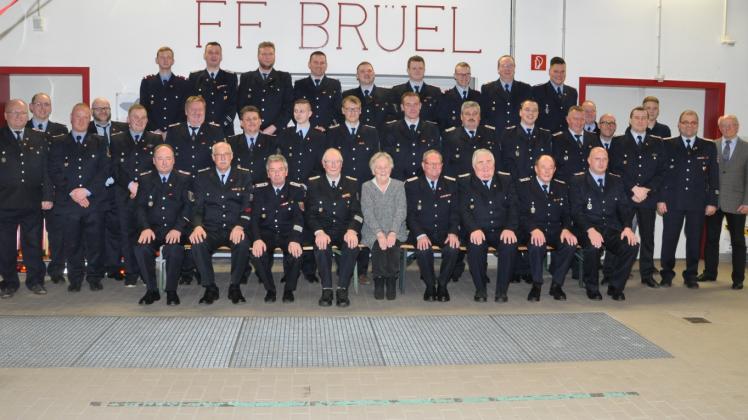 Starke Truppe: Die Brüeler Feuerwehrleute stellen sich nach ihrer Jahreshauptversammlung zum obligatorischen Erinnerungsfoto. 