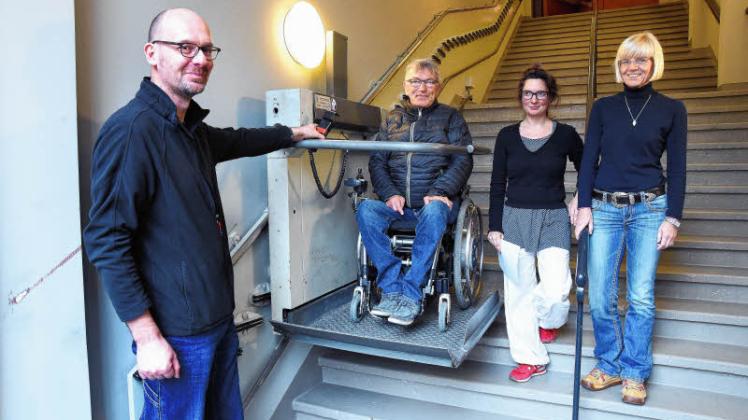 Vorbildlich:  Im Theater gibt es einen Treppenlift, um Rollstuhlfahrern den Kunstgenuss zu ermöglichen. 
