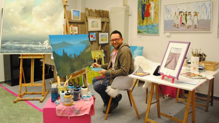 In seinem Center-Atelier beendet Frahm Auftragsarbeiten, malt für die Vernissage im März und lädt zur Kindermalschule.