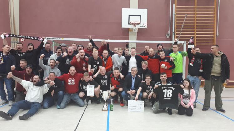 Die Schweriner Dynamo-Kicker feierten mit ihren zahlreichen Fans, Stadtwerke-Geschäftsführer Lutz Kähler (vordere Reihe 5. v. r.) und Veritas-Präsident Arndt Leeke (v., 4. r.) den Turniersieg. 