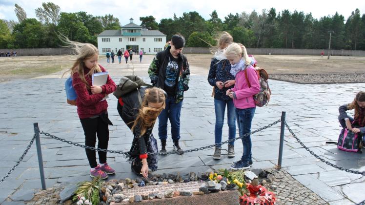 Die KZ-Gedenkstätte Sachsenhausen zählte im vergangenen Jahr rund 700 000 Besucher. 