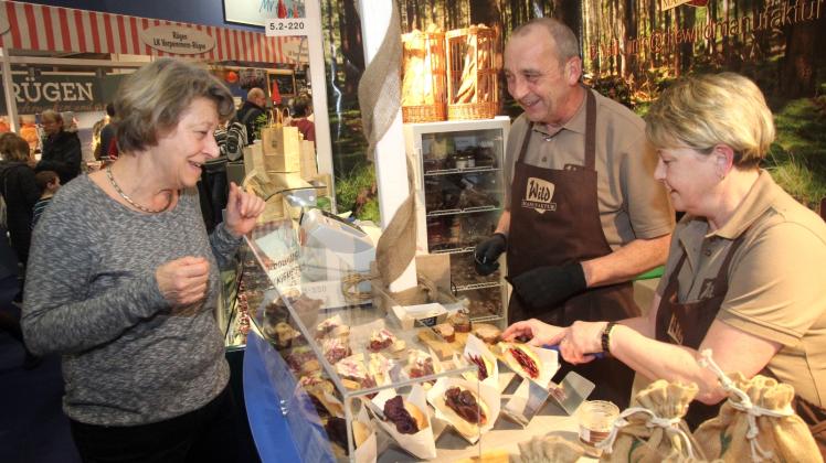In der Länderhalle Mecklenburg-Vorpommern steht auch die Wildmanufaktur aus Dobbertin. Gerade sind Dirk und Heidi Klüdtke (r.) im Kundengespräch.