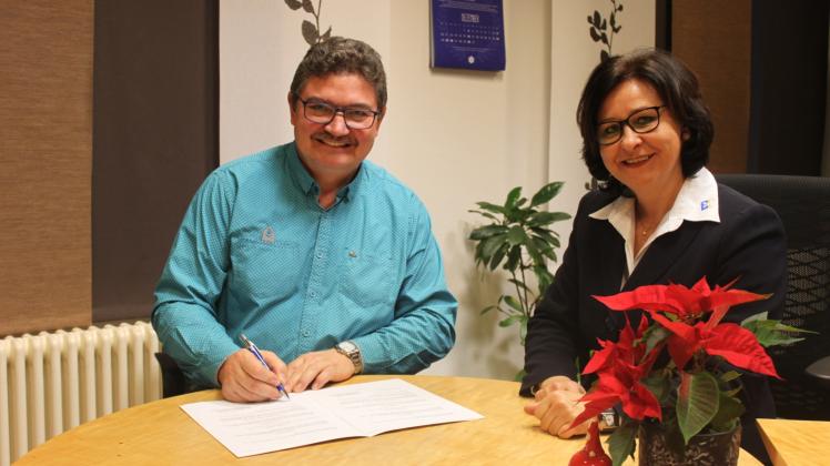 WIR-Chef Thomas Schneider und Filialbereichsleiterin Susanne Künstler besiegeln die finanzielle Unterstützung seitens der Bank per Vertrag. 