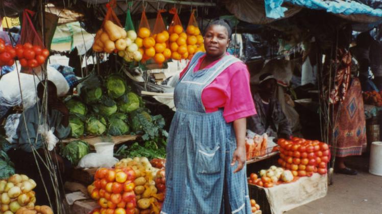 Diese Frau aus Simbabwe sichert den Unterhalt ihrer Familie auf dem Markt. Ein Film berichtet über sie. 