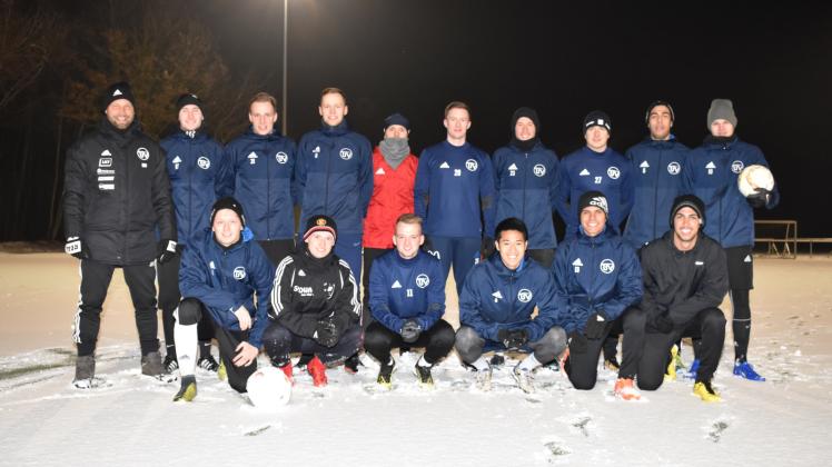 Zwar nicht mit voller Kapelle, dafür mit guter Laune starteten die Bützower Verbandsliga-Kicker am Montagabend in die Vorbereitung. Diese absolvieren sie – bis auf die Testspiele – auf dem Kunstrasenplatz in Graal-Müritz. 