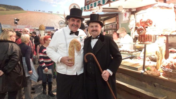 Karl-Dietmar Plentz (l.), Inhaber der Bäckerei &amp; Konditorei Plentz in Oberhavel, und sein Schwiegersohn Maximillian Schöppner stellen auf der Grünen Woche in Berlin ihr Birnen-Nuss-Baguette namens „Fontanes Wanderstab“ vor. 
