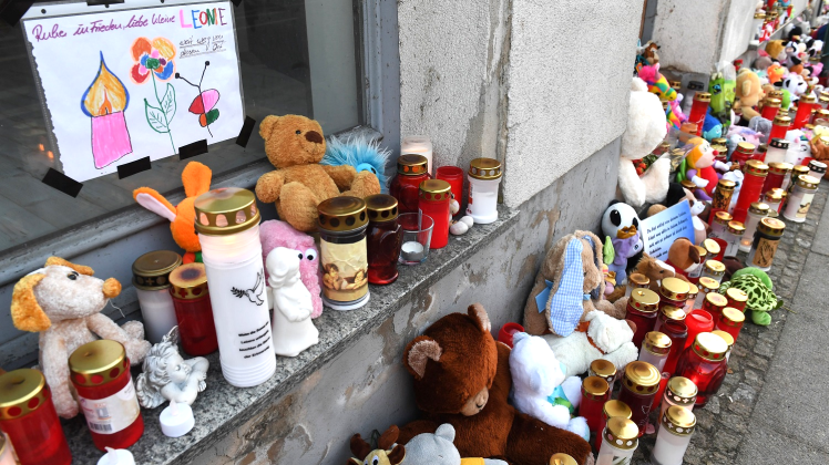 Kerzen und Plüschtiere stehen vor dem Eingang des Hauses, wo am 12.01.2019 Leonie (6) ums Leben kam. 
