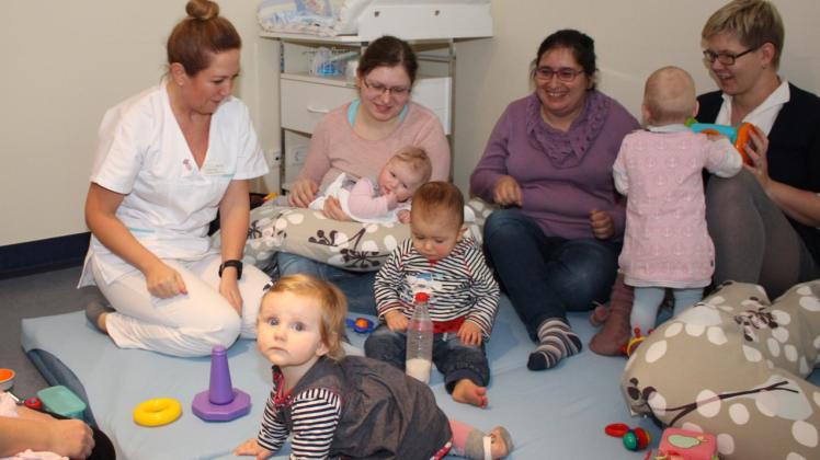 Hier fühlen sich die Kleinen wohl: Schwester Birgit Ahrendt (l.) mitten zwischen Müttern und ihren Kindern. 