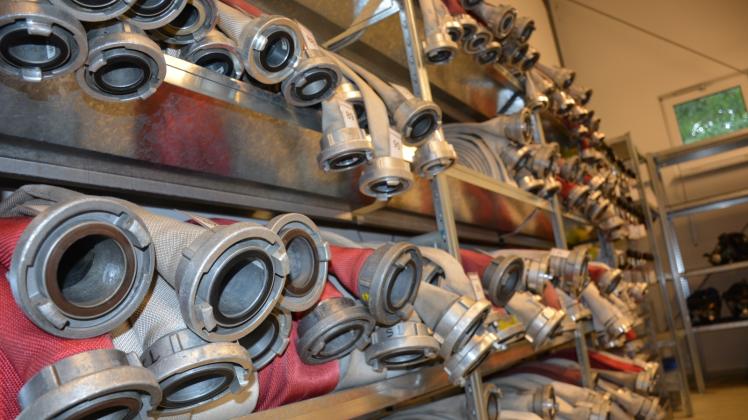 Schläuche waschen, trocknen und reparieren – eine der Arbeiten, die in der Feuerwehrtechnischen Zentrale erledigt werden.  