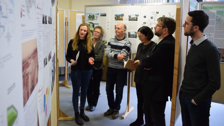 Ergebnisse vorgestellt: Die Wismarer Studenten zeigten ihre Projektideen der Stadtverwaltung und interessierten Einwohnern. Die Schautafeln sollen demnächst im Stadthaus für die Öffentlichkeit zu sehen sein. 
