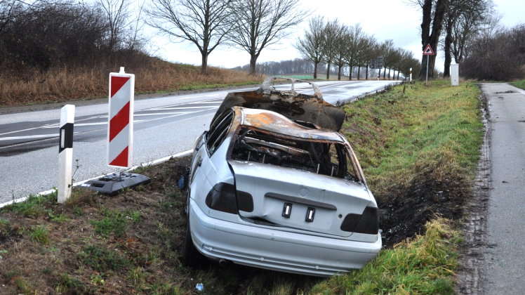 Dieses ausgebrannte Autowrack liegt seit dem 25. Dezember im Graben bei Brahlstorf. 