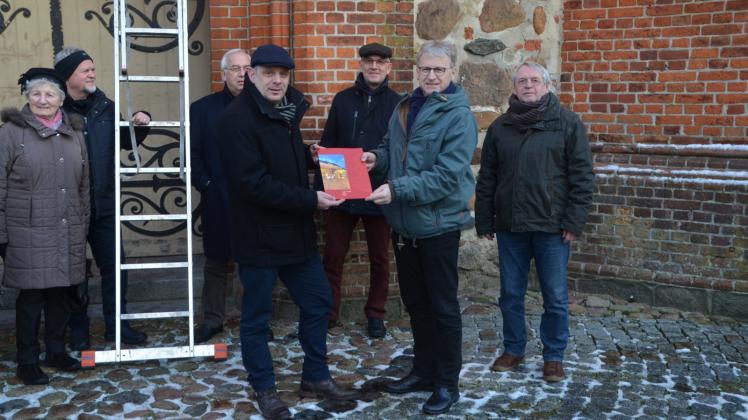 Geld von der Stadt für die Kirchenglocken: Hagenows Bürgermeister Thomas Möller(li.) präsentiert hier mit Pastor Thomas Robatzek den symbolischen Scheck. Die fünf neuen Glocken für die Stadtkirche sollen im Sommer gegossen werden. 