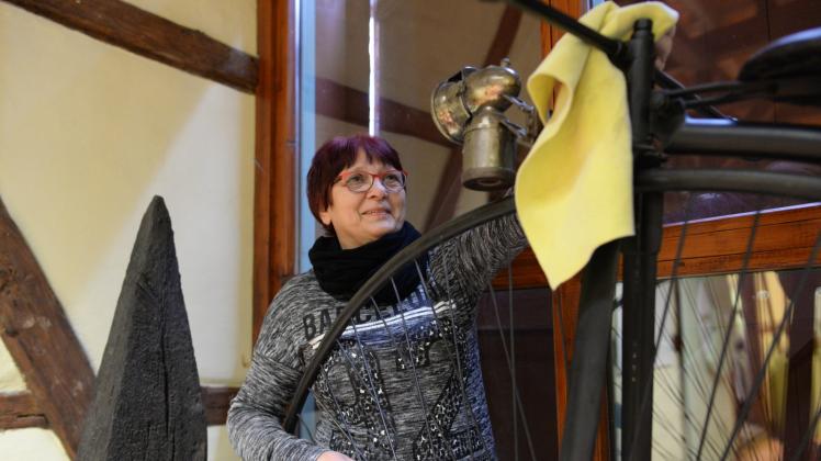 Mit einem Staubtuch reinigt Petra Kanetzki vom Museumsteam ein mehr als 100 Jahre altes Hochrad. 