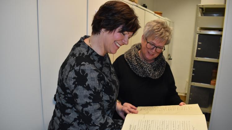 Rommy Elster (vorn) und Marina Gleiß haben die Aufgabe, die neuen Erdenbürger standesamtlich willkommen zu heißen. 