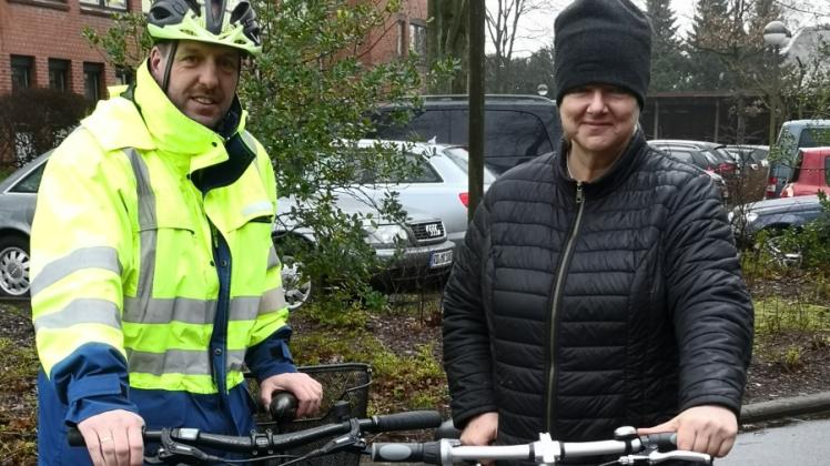 Die Polizeibeamten Heiko Griffel (links) und Petra Strahl machen deutlich, wie wichtig die richtige Kleidung für Radfahrer ist. 