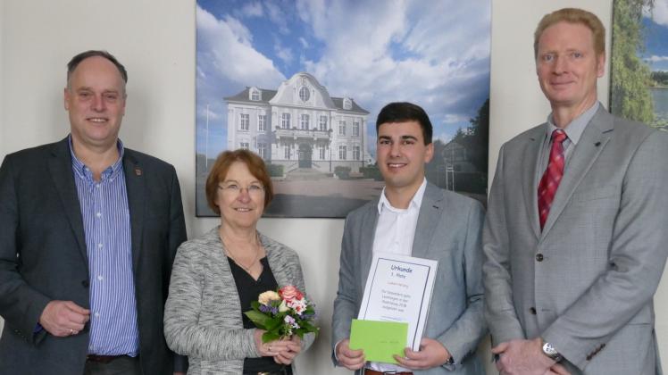 Im Beisein von Bürgermeister Heiko Gerstmann(l.) überreichten Monika Bade und Jürgen Rabeneck (r.) vom Handelsverein den Azubi-Preis an Lukas Herzog.