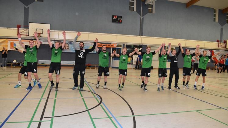 Laola-Welle beim GHV: Die Güstrower Handball-Männer feierten nach dem Sieg gegen die TSG Wismar mit ihren Anhängern.  Fotos: Robert Grabowski 