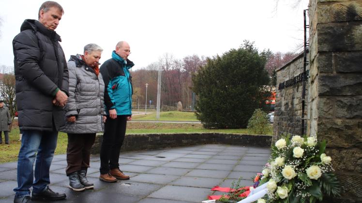 Mit einer Schweigeminute ehren Bürgermeister Ulrich Howest, Sonja Weise und Wolfgang Krüger die Opfer des Holocaust nach der Kranzniederlegung.