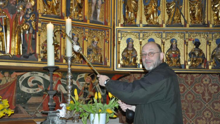 Kerzen anzünden auf dem Altar – auch das gehört zu den Aufgaben von Küster Kay Philipp im Güstrower Dom. 