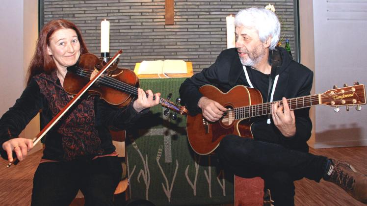 Als „Duo Zhok“ traten Sabine Lempelius und Gerhard Breier mit einer Vielzahl von Instrumenten (hier mit Bratsche und Gitarre) in der Owschlager Erlöserkirche auf.