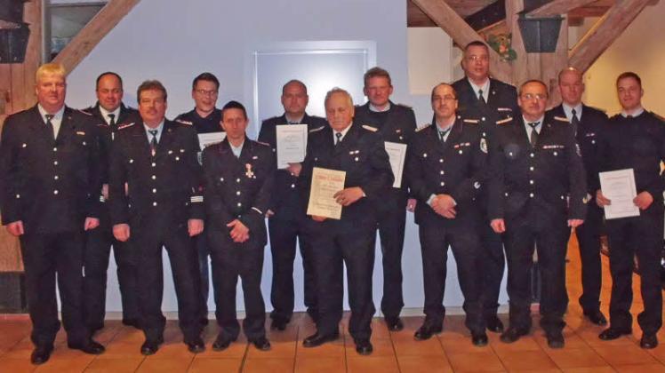 Langjährige Feuerwehrleute der Wehr aus Lassahn-Neuhof wurden auf der Jahreshauptversammlung geehrt.  