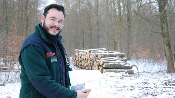 David Zenker ist für das Forstamt Schlemmin bei der Holzauktion dabei. 