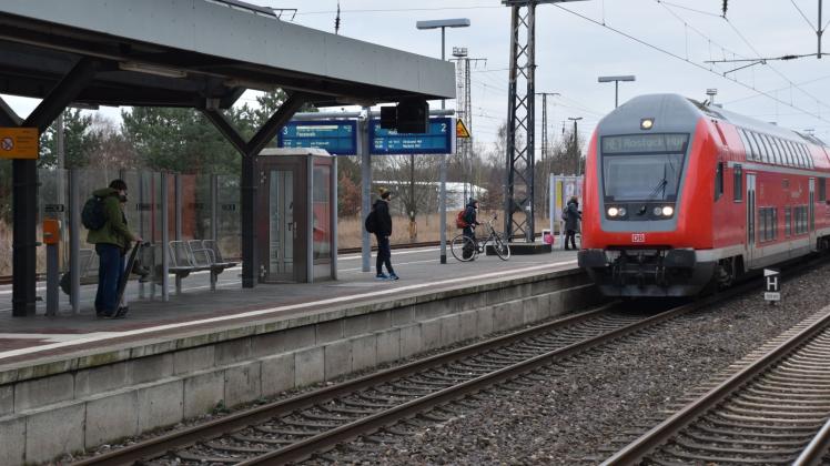 Auf dem Bahnsteig: In Bützow tragen die meisten Bahnreisenden Mützen und kleine Rucksäcke. 