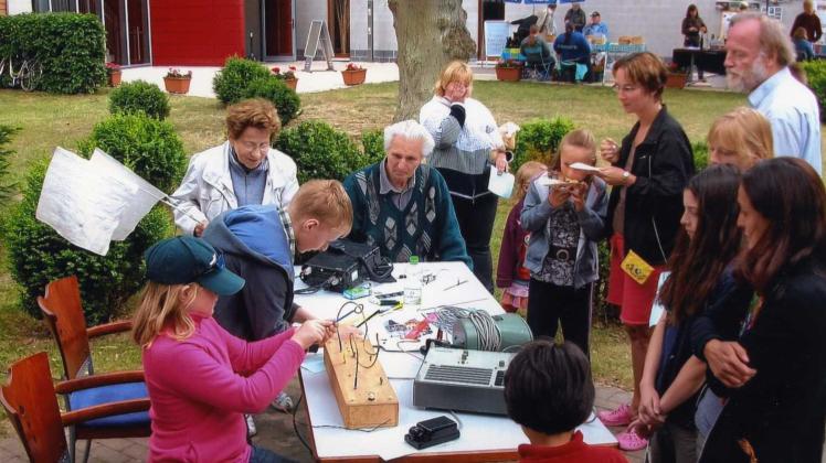 Technikfans aus Plau am See beim Inselfest.