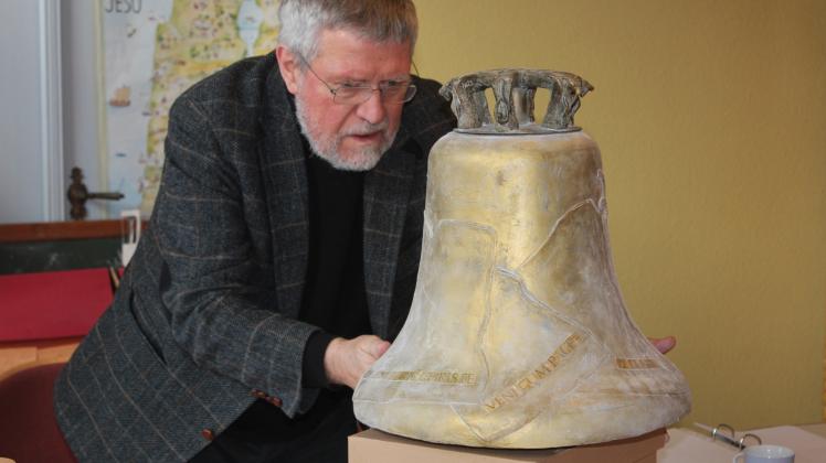 Die große Glocke ist hier noch sehr klein: Bildhauer Wolfgang Friedrich bei der Präsentation des Modells der großen Glocke für die Bützower Stiftskirche.   