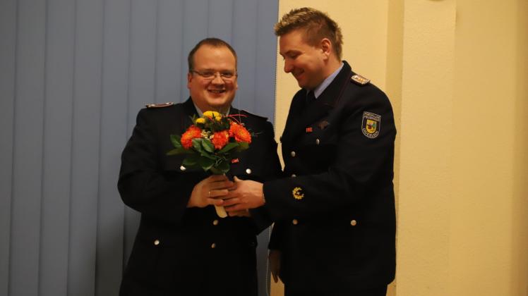 Wehrführer Sebastian Otto (r.) gratuliert seinem neuen Stellvertreter Tino Kretschmer. 