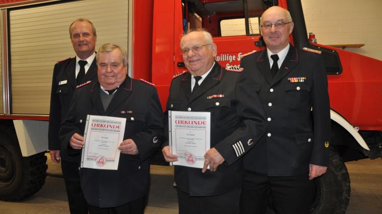 Besondere Ehrung für lange Mitgliedschaften: Der stellvertretende Amtswehrführer Nis Juhl (l.) und Gemeindewehrführer Lothar Jöns (r.) ehren Heinrich Heylmann (2.v.l.) und Heinrich Harrs für 50, beziehungsweise 60 Jahre Mitgliedschaft.