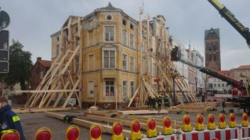 Einsatzkräfte des THW-Ortsverbandes Ludwigslust stützten die Fassade eines Hauses in Wismar ab. 