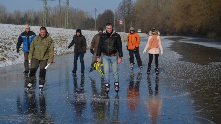 Eislaufen auf dem Bützow-Güstrow-Kanal: Im März 2018 war das angesichts der Temperaturen kein Problem. Heute sind die Eisflächen noch zu dünn. Und grundsätzlich erfolgt das Betreten von gefrorenen Gewässern auf eigenes Risiko. 