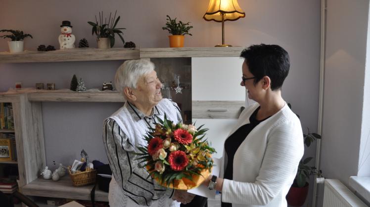 Irene Gammelin freut sich sehr über die Glückwünsche von Bürgermeisterin Annett Jura.