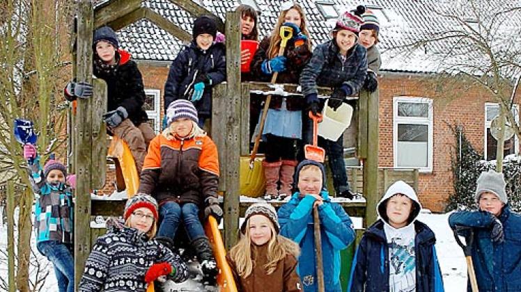Traumschule im Schnee: Die letzten Schüler der Dorfschule in Dersau. Foto: Müller