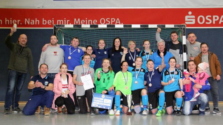 Freude pur: Die Fußball-Damen des VfB Traktor Hohen Sprenz feierten nach ihrem dritten Platz bei der Futsal-Landesmeisterschaft zusammen mit ihren Fans. 