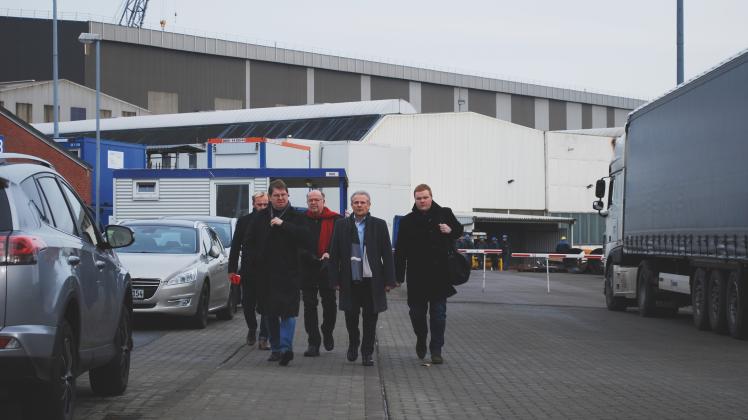 Nach dem Gespräch: Ralf Stegner, Helmut Trost, Heiner Dunckel und Henning Evers (vlnr.) verlassen das Werftgelände.